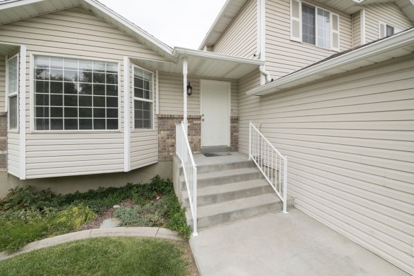 White Vinyl Siding Replacement in Issaquah